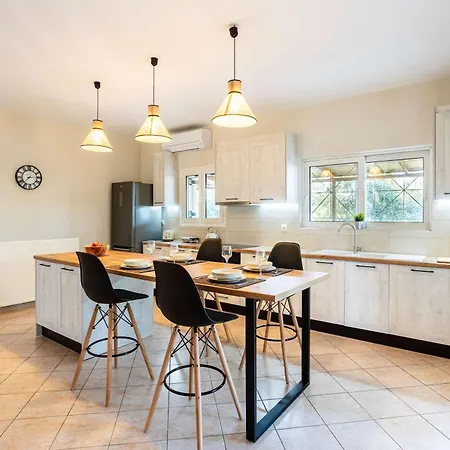 Aelia - Private Garden Retreat Dharas