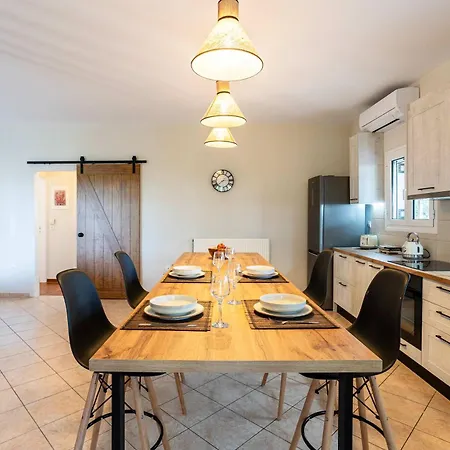 Aelia - Private Garden Retreat Holiday home *